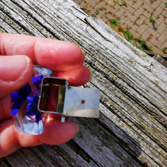 Vintage Triangular Clear Acrylic Scarf Clip with Blue Rose - Picture 6 of 7